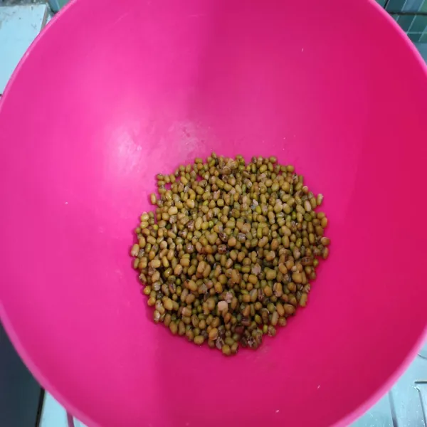 Rebus kacang hijau hingga empuk kemudian tiriskan airnya, pindahkan ke dalam wadah besar.