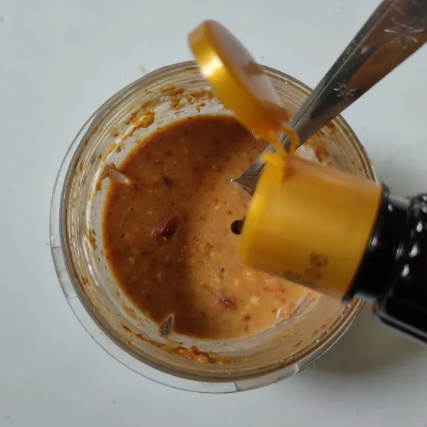 Masukkan air, garam dan kecap manis, aduk rata, tes rasa.