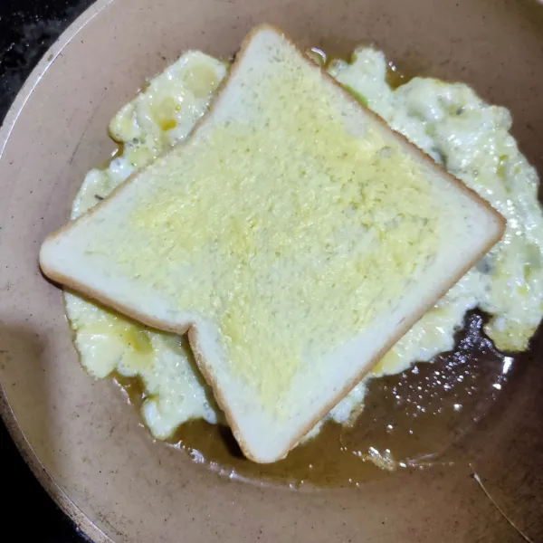 Buat dadar telur, kemudian tutup dengan 1 lembar rotiasks telur hingga matang