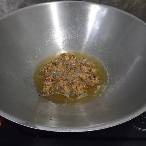 Panaskan minyak dengan api sedang cenderung kecil, lalu ambil 1 sendok adonan lentho. Kepal-kepal dan goreng sampai matang, kemudian angkat dan tiriskan.