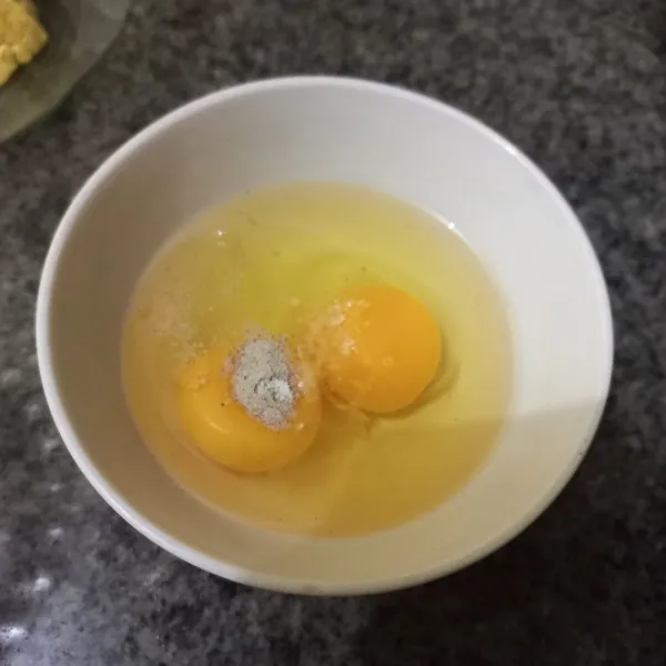Kocok lepas telur bersama garam, kaldu jamur dan merica bubuk, kemudian dadar hingga matang, sisihkan.