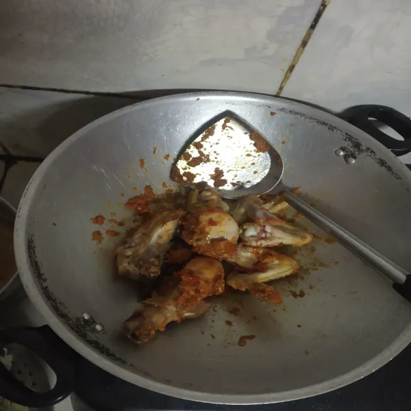 Masukkan daging ayam, lalu aduk rata.