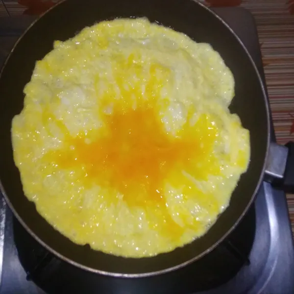 Panaskan secukupnya minyak. Dadar telur hingga matang, angkat dan tiriskan.