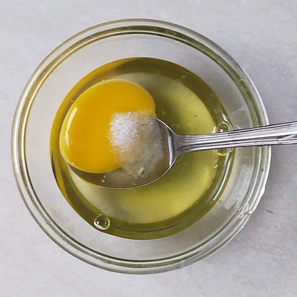 Buat telur dadarnya: campur telur, garam dan kaldu jamur kocok lepas.