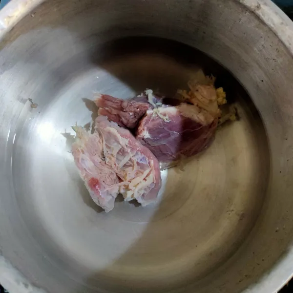 Bersihkan daging kemudian rebus hingga empuk.