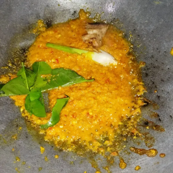 Panaskan minyak goreng, lalu tumis bumbu yang sudah dihaluskan hingga harum. Kemudian masukkan serai, lengkuas, daun salam, dan daun jeruk, lalu aduk rata. Masak hingga bumbunya matang.