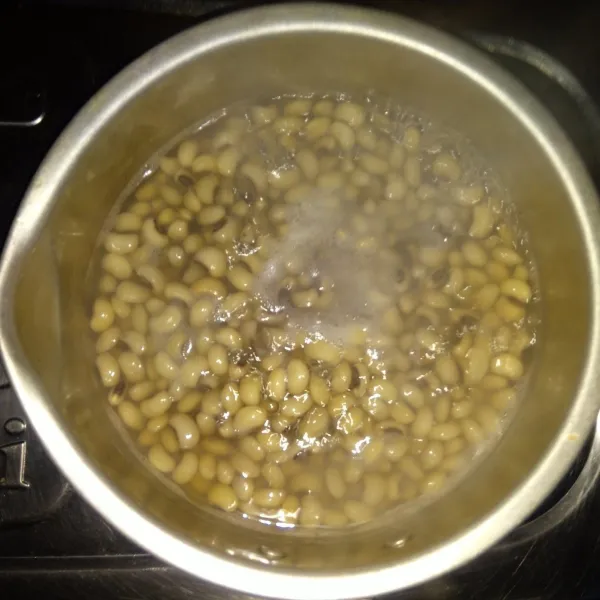 Rendam kacang tolo selama 1 malam lalu rebus hingga empuk. 
Angkat lalu tiriskan.