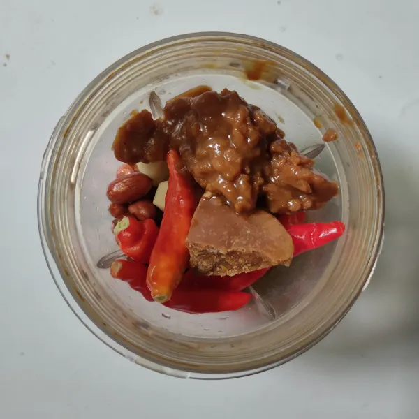 Haluskan kacang tanah, bawang putih, cabe, gula merah dan petis udang menggunakan blender / ulekan.