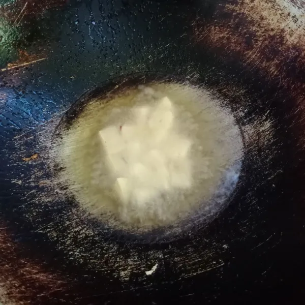 Goreng kentang sampai matang. 
Angkat dan tiriskan.