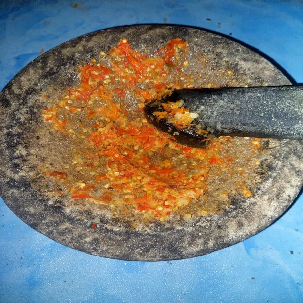 Ulek bawang putih dan cabe rawit yang sudah di goreng tadi. Sisihkan dahulu.