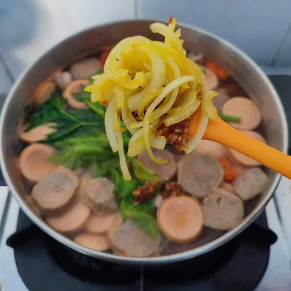 Masukkan tumisan bawang bombay dan bawang putih goreng yang sudah dihaluskan serta daun seledri.