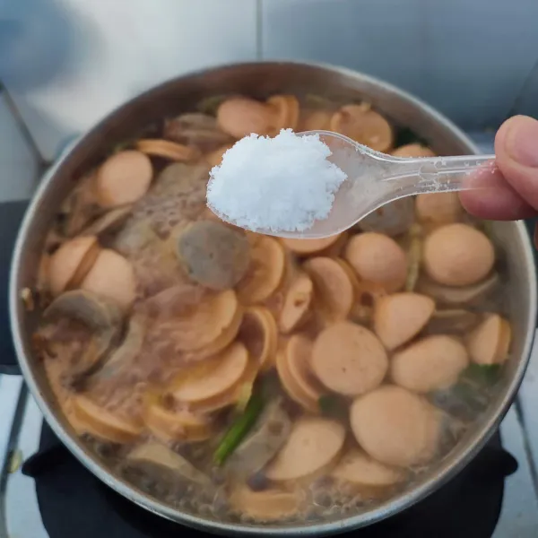 Bumbui dengan garam, gula pasir, merica bubuk, pala bubuk, dan kaldu blok, lalu aduk rata dan cicipi rasanya. Masak dengan api kecil sampai bumbu meresap. Matikan kompor dan ambil daun seledri. Kemudian sajikan selagi hangat.