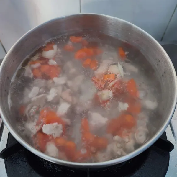 Rebus wortel hingga ½ empuk, kemudian masukkan potongan daging ayam.