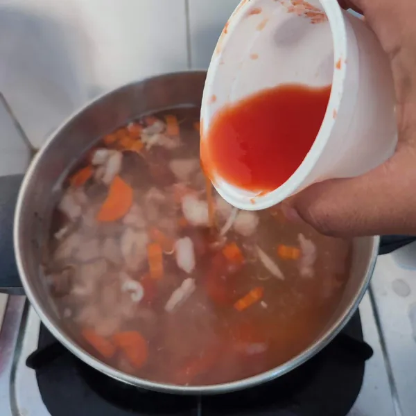 Tambahkan sari tomat dan saus tomat (jika kurang merah bisa ditambah lagi saus tomatnya).