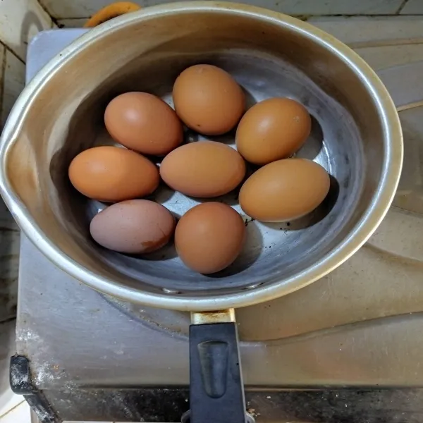 Rebus telur, kemudian kupas bersih.