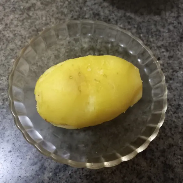 Siapkan kentang yang telah dikukus, potong-potong, sisihkan.