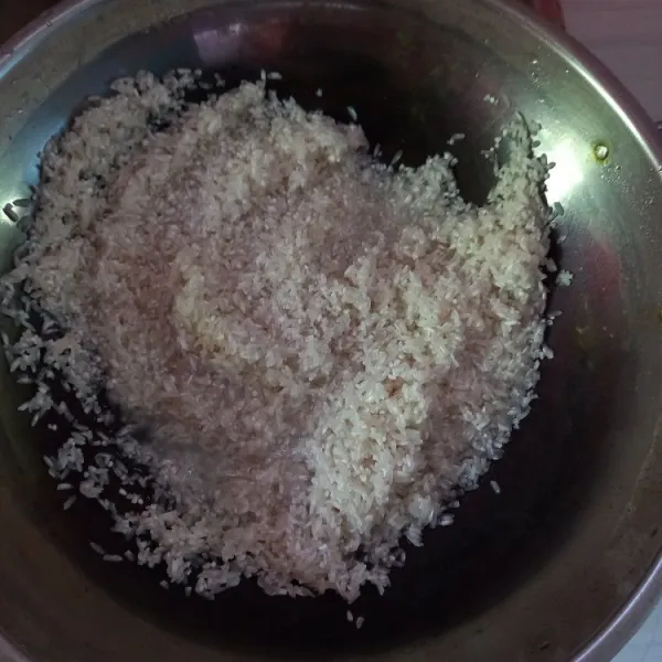 Cuci bersih beras