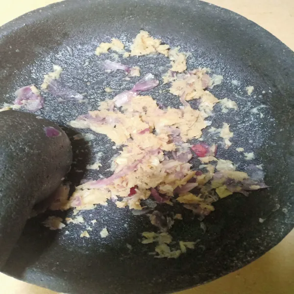 Rendam ebi kering dengan air panas sebentar, lalu haluskan bersama bawang putih dan bawang merah.