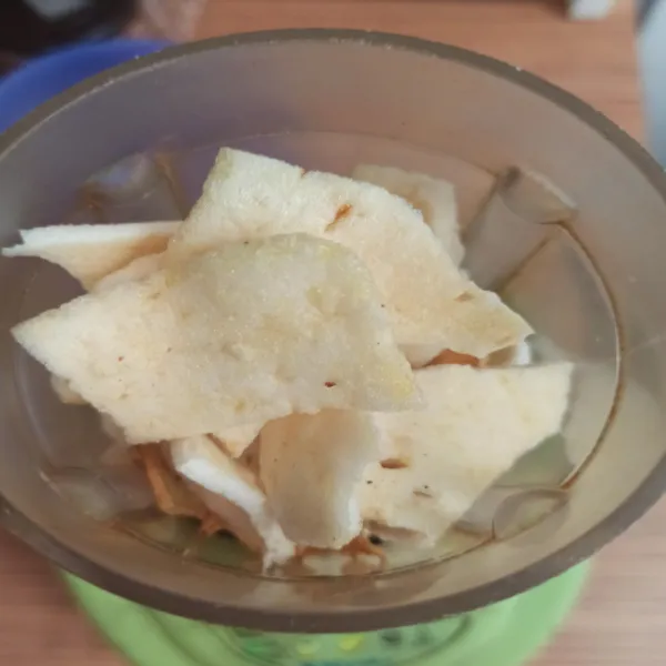 Buat bubuk koya, haluskan krupuk udang dan bawang putih goreng 1 sdm dengan blender