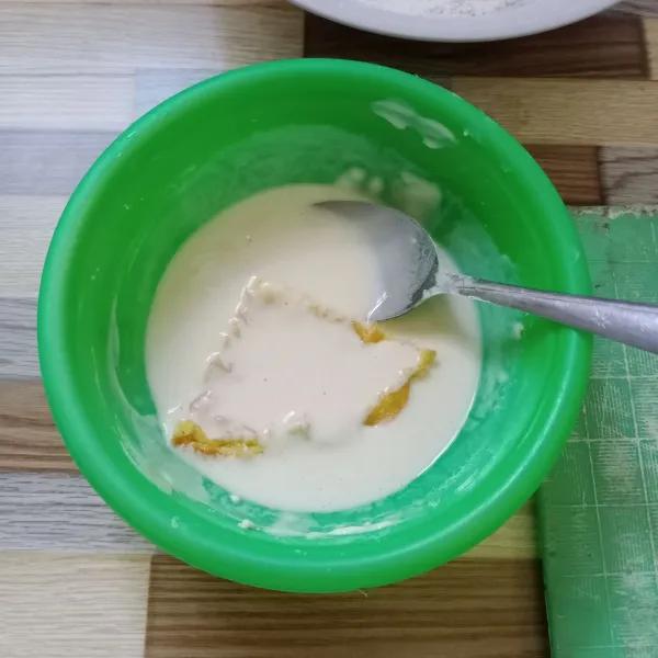 Celupkan telur ke dalam adonan basah.