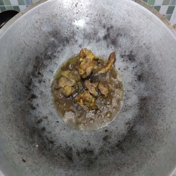 Panaskan minyak goreng, goreng ati ampela hingga sedikit garing, lalu angkat dan tiriskan minyaknya.