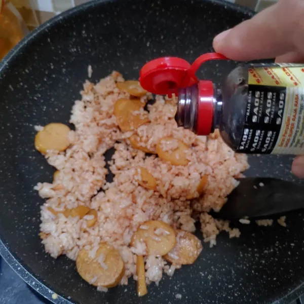 Masukan nasi putih,aduk sebentar. Bumbui dengan saos tomat aduk rata,tambahkan garam,saos raja rasa dan aduk hingga tercampur rata.