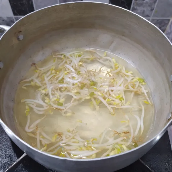 Rebus secukupnya air sampai mendidih, masukkan taoge sebentar sampai air mendidih lagi.
Matikan kompor dan tiriskan taoge.
Sisihkan.