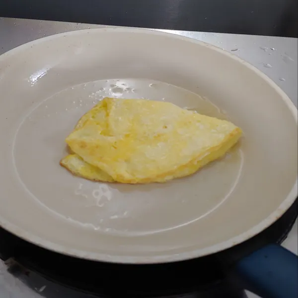 Telur kocok lepas, beri garam secukupnya. Lalu goreng sampai matang.