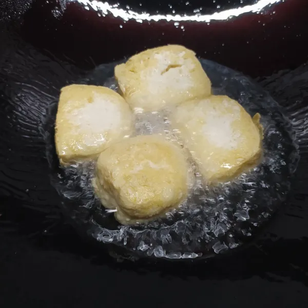 Potong tahu, rendam dalam air garam sebentar.
Panaskan minyak goreng, goreng tahu ½ matang.
Angkat dan sisihkan.