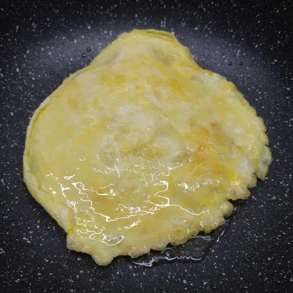 Kocok telur dengan sejumput garam, lalu goreng dengan sedikit minyak buat dadar telur.
Angkat dan sisihkan.