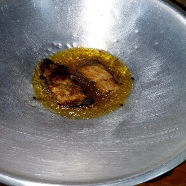Cuci bersih ikan pari asap, kemudian goreng sebentar dalam secukupnya minyak panas.