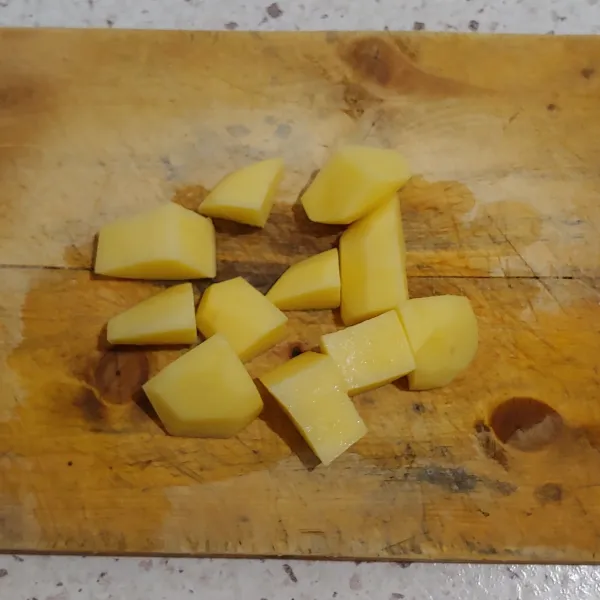 Kupas kentang, lalu dipotong seperti dadu dan rebus sampai matang.