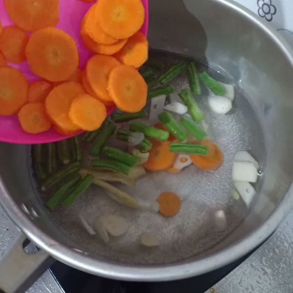 Masukkan kacang panjang dan wortel, masak sampai agak empuk dan mendidih.