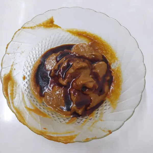 Pindah dalam mangkok, tambahkan kecap manis.
Aduk rata sambil koreksi rasa sesuai selera.
Jika terlalu kental bisa ditambah air matang lagi.