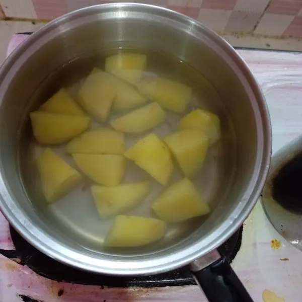 Rebus kentang sampai empuk, kemudian tiriskan dan sisihkan dahulu.