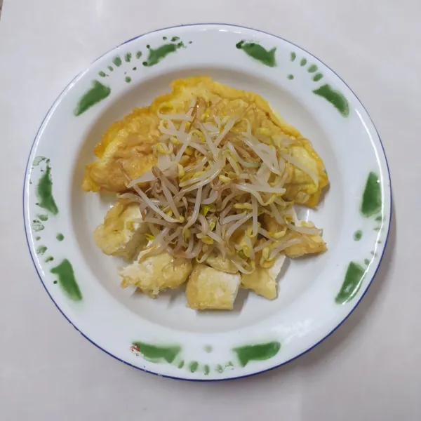 Ambil piring saji, beri irisan tahu, telur dadar dan taoge rebus.
Siram bumbu kacang secukupnya.
Beri taburan bawang merah goreng dan irisan seledri.
Sajikan.
