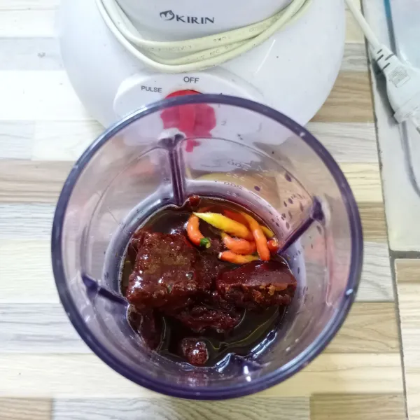 Blender gula merah, cabai rawit, dan 75 ml air.