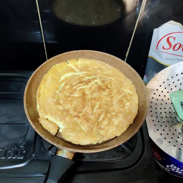 Masukkan tahu ke dalam telur, kemudian masak hingga kering.