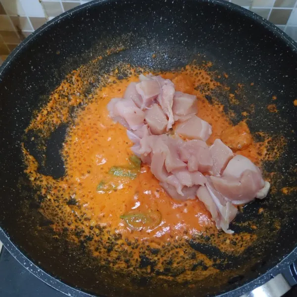 Masukkan daging ayam dan air, masak hingga ayam matang.