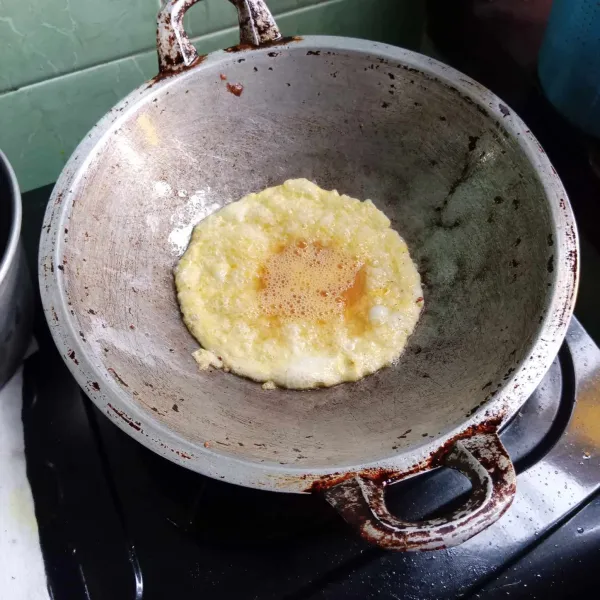 Bikin telur dadar hingga matang, kemudian sisihkan.