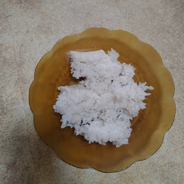 Siapkan nasi putih dingin,atau nasi sisa.