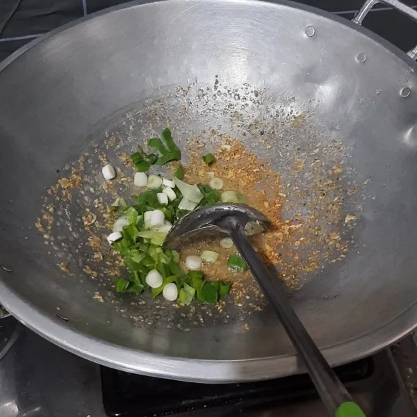 Tumis bawang putih dan merica hingga wangi, lalu tambahkan potongan daun pre.