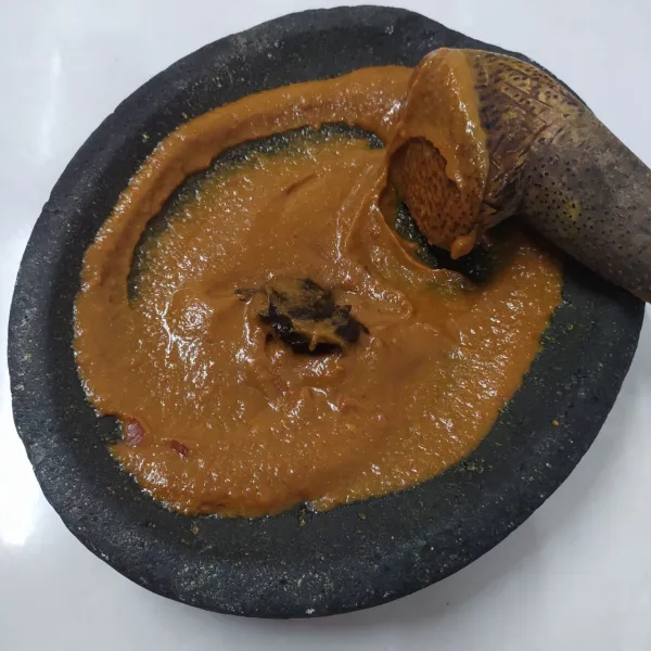 Tambahkan petis udang, ulek lagi sampai rata.