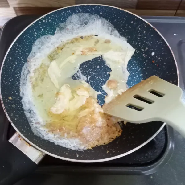 Kemudian masukkan putih telur, buat orak-arik.