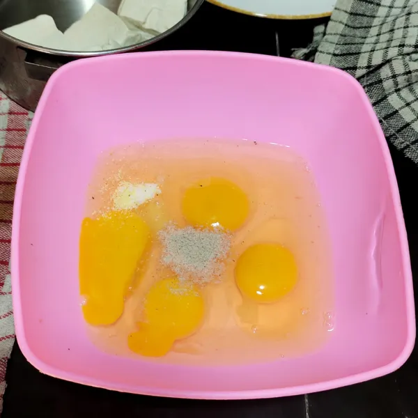 Kocok telur, garam, kaldu bubuk, dan merica bubuk hingga rata.