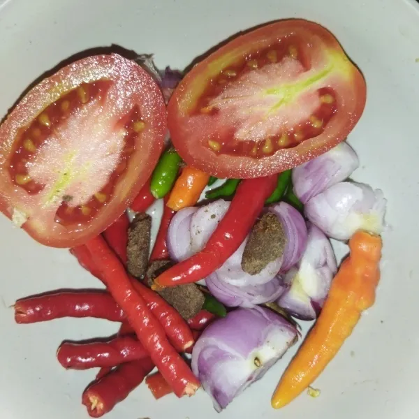 Siapkan cabe merah keriting, cabe rawit merah, cabe rawit hijau, bawang merah, bawang putih, terasi dan tomat.