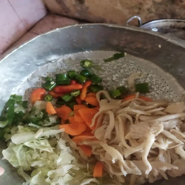 Goreng bakwan sayur dalam minyak panas. Untuk mencetaknya bisa guna sendok sayur. Biarkan matang dan agak kecoklatan.