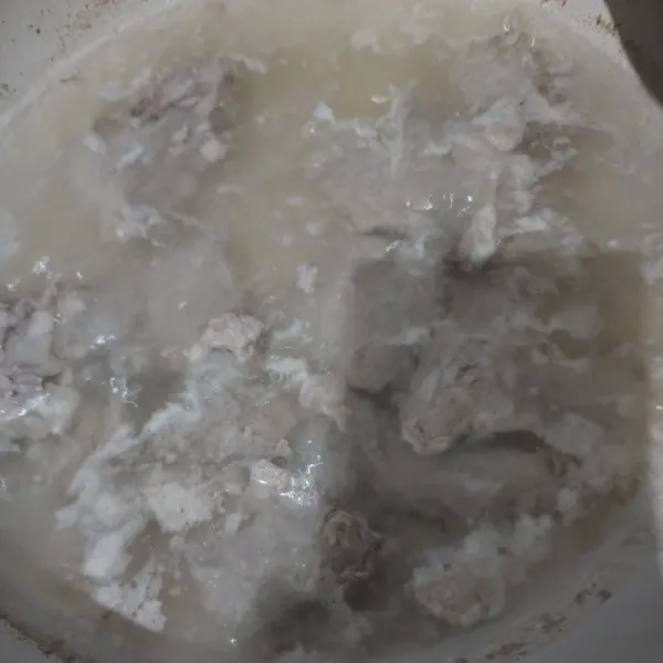 Rebus daging, lalu sisihkan dan ambil sebagian kaldu bersih.