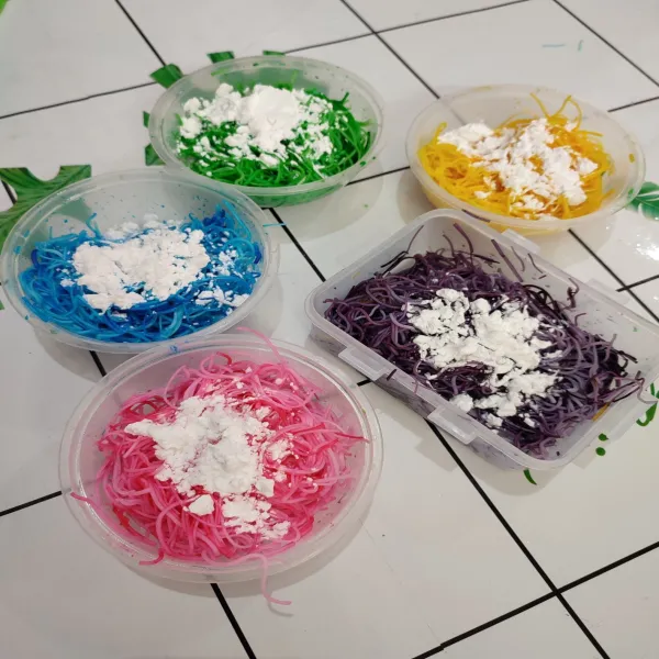 Beri setiap warna ½ sdm tepung tapioka dan sejumput garam. Kemudian aduk merata supaya tercampur.
