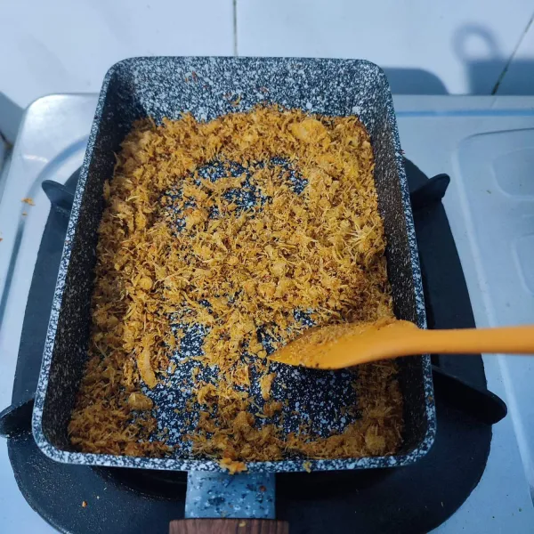 Tumis sisa bumbu kelapa sampai kering (seperti tekstur serundeng).